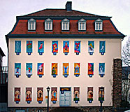 Kalenderhaus mit 24 Fenstern
